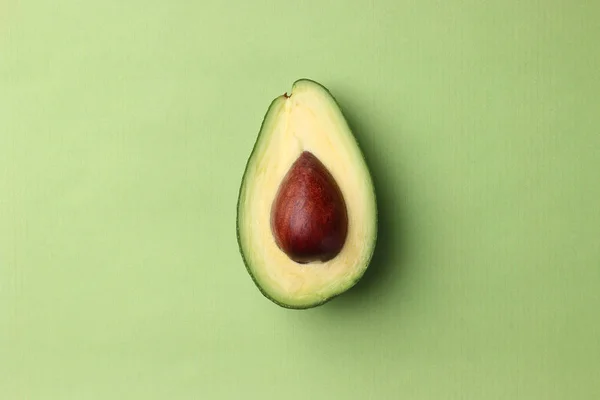 Halve Avocado Met Zaad Een Groene Terug Bovenaanzicht — Stockfoto