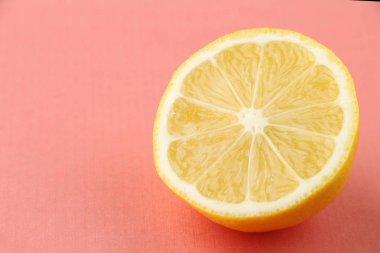 mercan zemin üzerine yarım limon. narenciye meyve