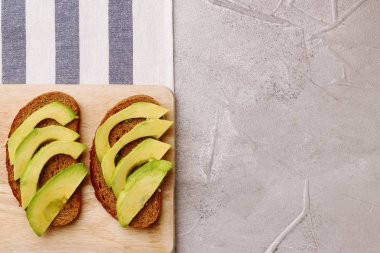 Avokado kara günü sandviçle. Çavdar ekmek taze doğranmış avokado ile yapılan