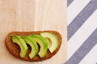 Avokado kara günü sandviçle. Çavdar ekmek taze doğranmış avokado ile yapılan