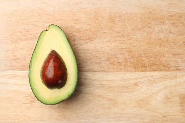 Half Avocado Wooden Background Top View — Stock Photo, Image