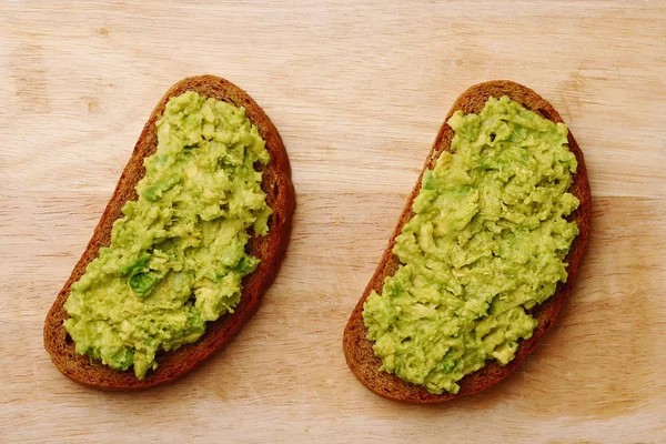 Panino con guacamole su legno vista dall'alto — Foto Stock