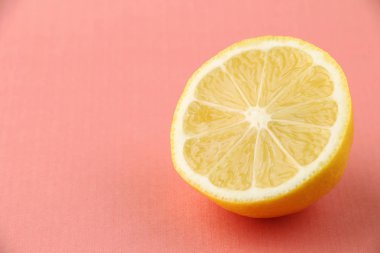 mercan zemin üzerine yarım limon. narenciye meyve