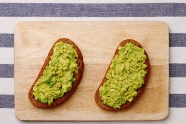 guacamole ahşap üstten görünüm üzerinde sandviçle