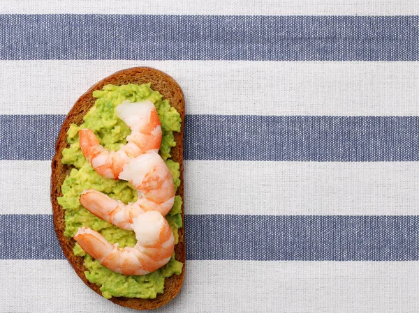 sandviç ile ışık arka plan üzerinde avokado guacomole ve deniz ürünleri srimp