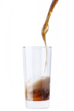 Beyaz arka plan üzerinde izole cam dökülen kola