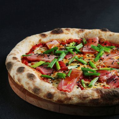 tuna koyu arka plan üzerinde pizza. Deniz ürünleri pizza