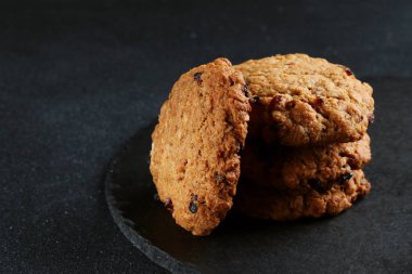 yulaf ezmeli kurabiye koyu arka plan üzerinde. yığın tanımlama bilgileri