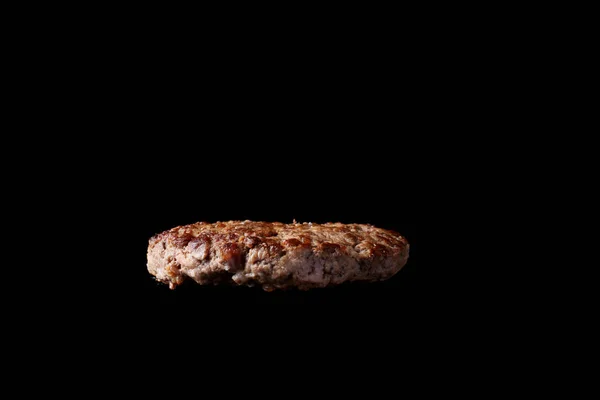 Izgara burger patty izole siyah arka plan yüzen — Stok fotoğraf