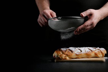 önlük strudel hizmet veren adam. strudel veya pasta tarifi. Baker dekorasyon konsepti