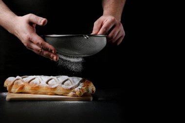 önlük strudel hizmet veren adam. strudel veya pasta tarifi. Baker dekorasyon konsepti