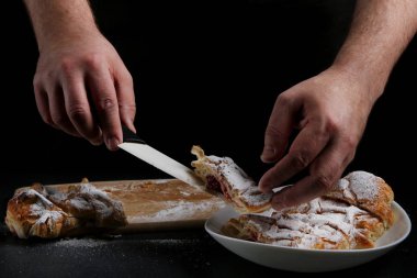 Koyu arkaplanda meyveli turta. Fırıncı aşçılık kavramı