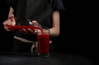 koyu arka plan üzerinde cam suyu dökerek