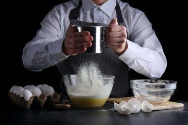 Kase içinde un elemek. Adam tatlı pişirme konsepti