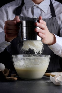 Kase içinde un elemek. Adam tatlı pişirme konsepti