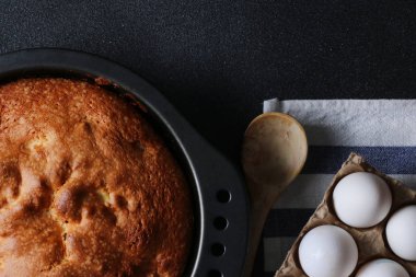 koyu arka plan üzerine malzemeyi en iyi manzaralı bisküvi pasta yakın çekim