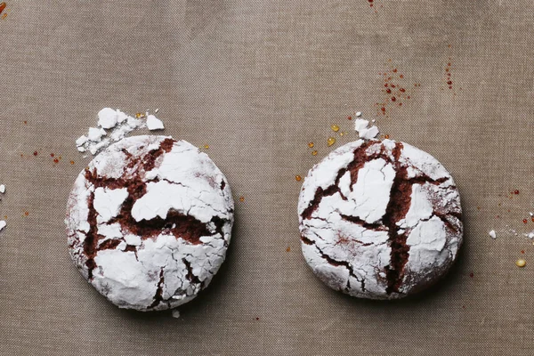 Biskuit dengan retakan coklat pada pemanggang kertas top view. Chocolate cookies cracks — Stok Foto