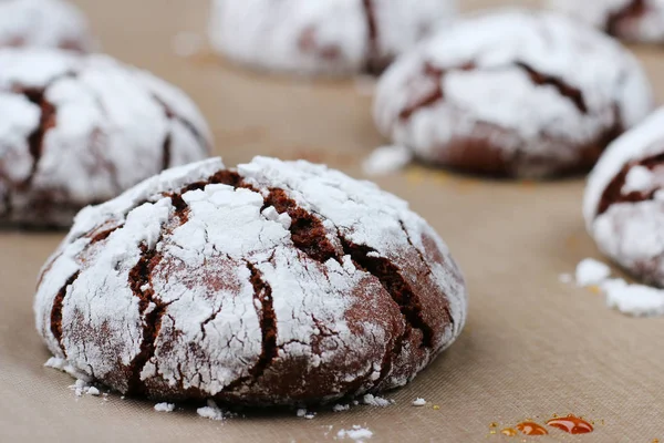 Cokelat kue retak kesegaran. konsep hidangan penutup yang lezat. cookie untuk hari raya dan natal — Stok Foto