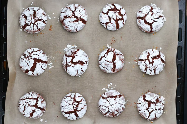 Çatlaklı çikolatalı kurabiyeler. Tatlı konsepti. Tatil ve Noel için kurabiyeler