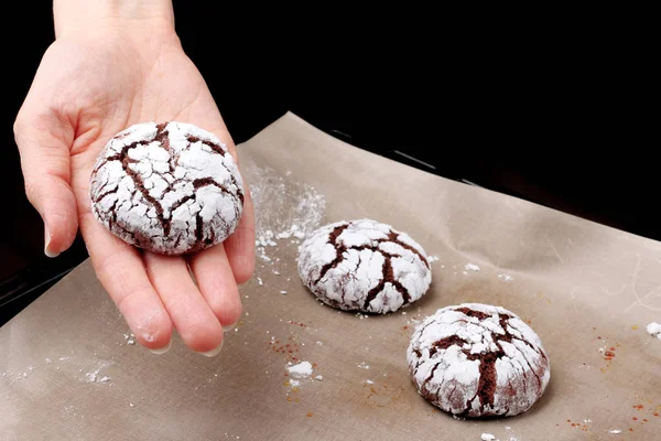 Печенье шоколадные трещины на руку изолированы на черный — стоковое фото
