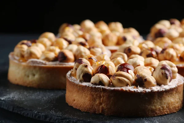 Пирог с орехами и медом на темном фоне — стоковое фото