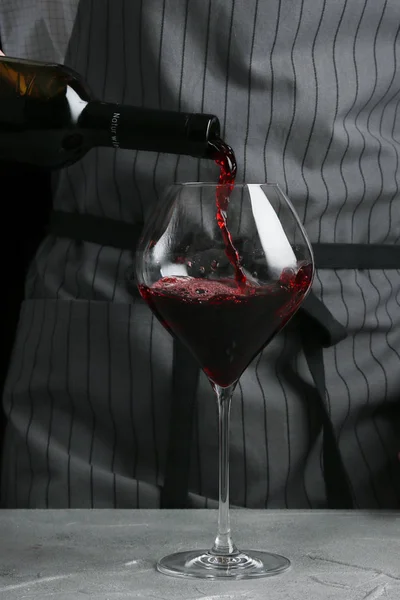 Csapos önti bort üveg sötét háttér — Stock Fotó