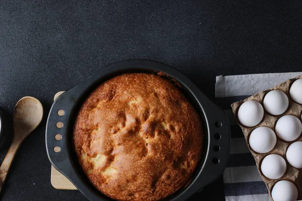 Koyu arkaplan görünümünde turta ve malzemeler