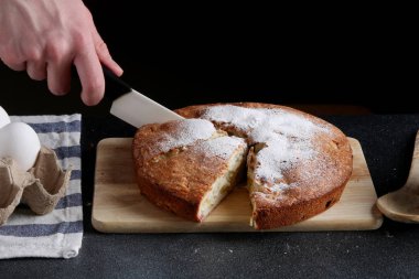 Şef pasta koyu arka plan üzerinde hizmet vermektedir. pasta tarifi kavramı