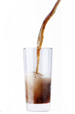 Beyaz arka plan üzerinde izole cam dökülen kola