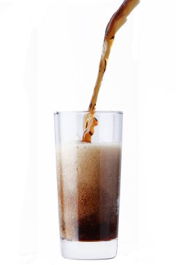 Beyaz arka plan üzerinde izole cam dökülen kola