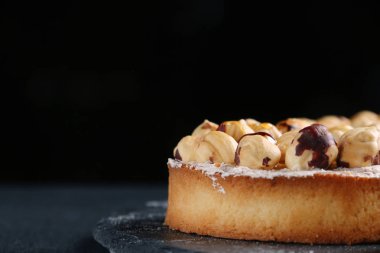 fındık ve bal koyu arka plan üzerinde ile tart