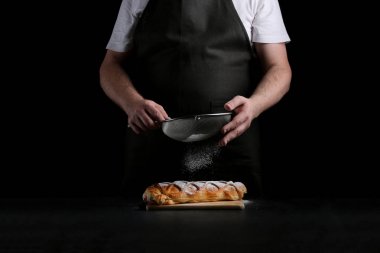 adam toz şeker pasta koyu arka plan üzerinde için. tatlı kavramı malzemelerle dekorasyon