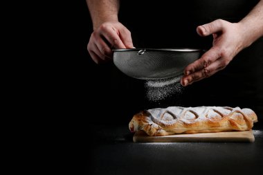 Fırıncı arka planda dekorasyon yapıyor. tarif konsepti