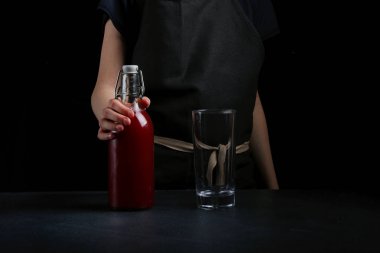 Kadın eli kokteyl hazırlar. Yaz içeceği