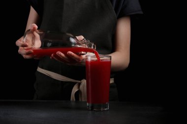 Kadın eli kokteyl hazırlar. Yaz içeceği