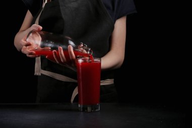 Kadın eli kokteyl hazırlar. Yaz içeceği