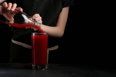 Kadın eli kokteyl hazırlar. Yaz içeceği