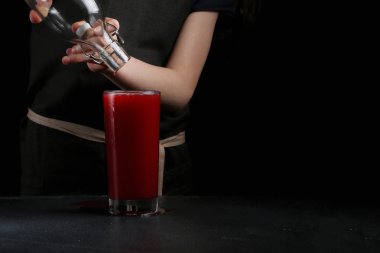 Kadın eli kokteyl hazırlar. Yaz içeceği