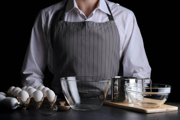 Şef pasta yapıyor. Turta yapmak. Koyu arkaplanda tarif kavramı