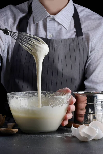 Adam turta için para döküyor. pasta yapma konsepti