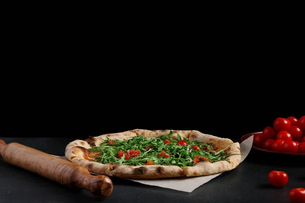 roka koyu arka plan üzerinde pizza. sağlıklı pizza kavramı