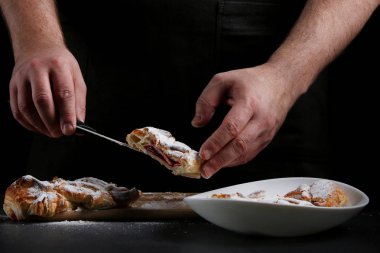 Fırıncı arka planda dekorasyon yapıyor. tarif konsepti