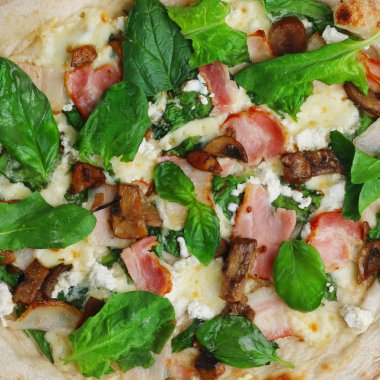 pastırma mantar ve fesleğen yakın pizza