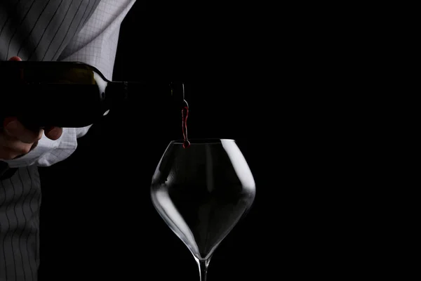 Kırmızı şarap siyah şarap üzerine dökülüyor.
