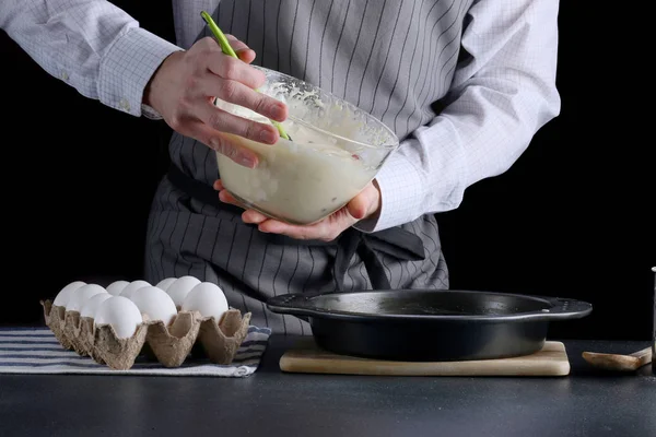 Chef hacer pastel. haciendo tarta. concepto de receta sobre fondo oscuro — Foto de Stock