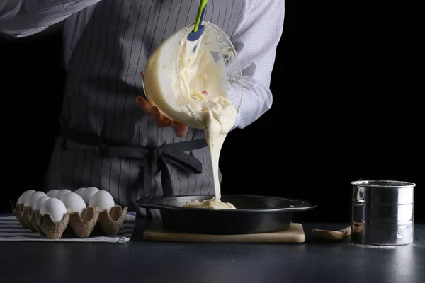 Kek hamuru teneke pişirme içine dökme. kase ve dökme meyilli bir dakika dostum