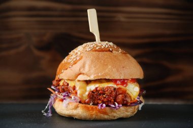 sığır peyniri ve sebze ile lezzetli burger yakın