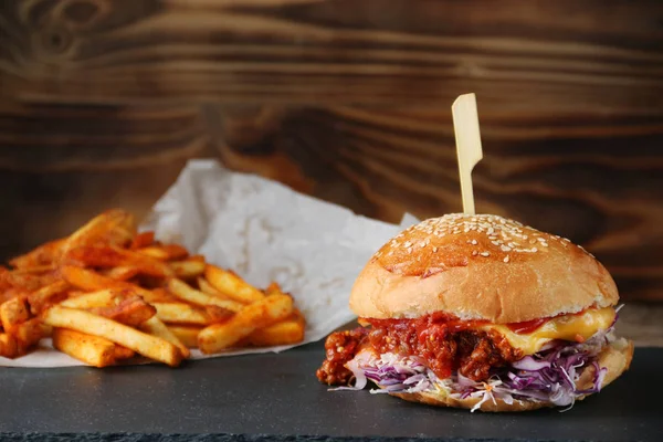 Hamburguesa con ensalada de col y queso en la madera y patatas fritas. auténtica hamburguesa casera con — Foto de Stock