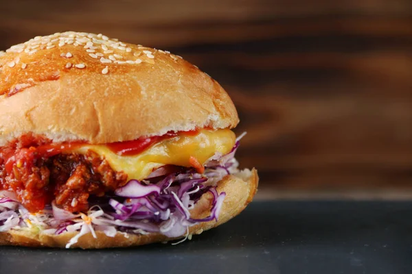 Cerrar sabrosa hamburguesa con queso de res y verduras — Foto de Stock