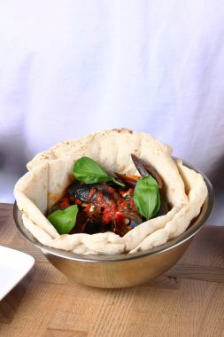 fesleğen yaprak ile masa restoran geleneksel pizza midye ile pizza